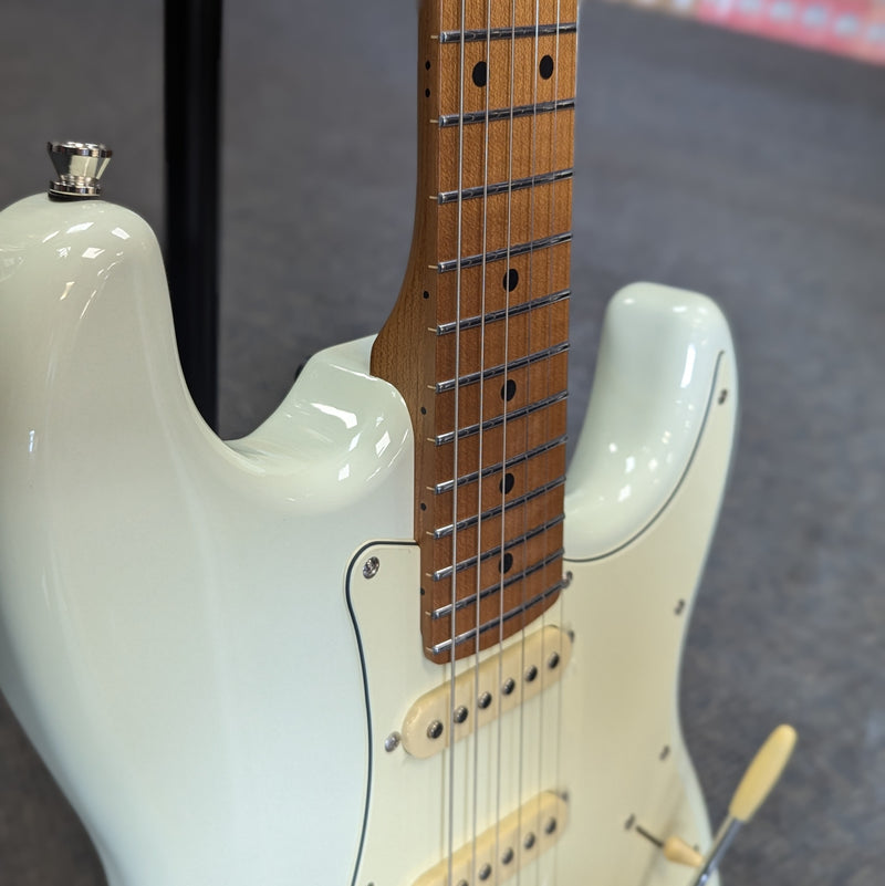 JET Guitars JS-300 OW Solidbody Strat-Style Guitar - Olympic White, Roasted Maple Neck