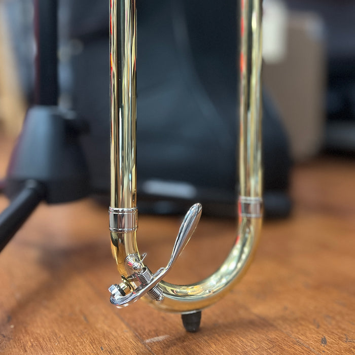 Strauss 6300 Bb Tenor Trombone Outfit, Brass Lacquer
