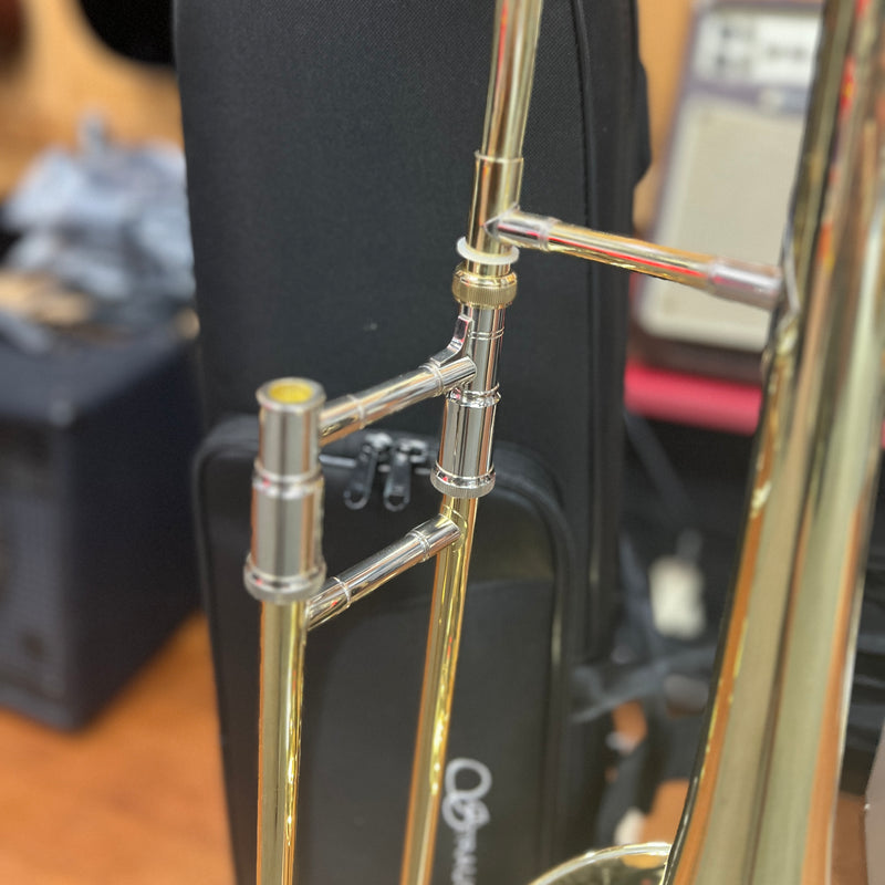 Strauss 6300 Bb Tenor Trombone Outfit, Brass Lacquer