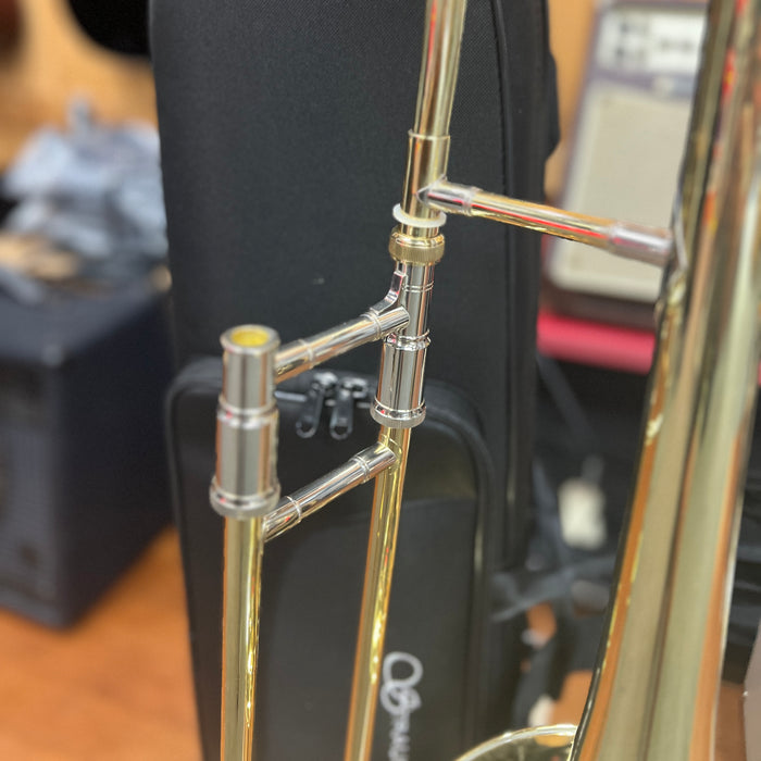 Strauss 6300 Bb Tenor Trombone Outfit, Brass Lacquer