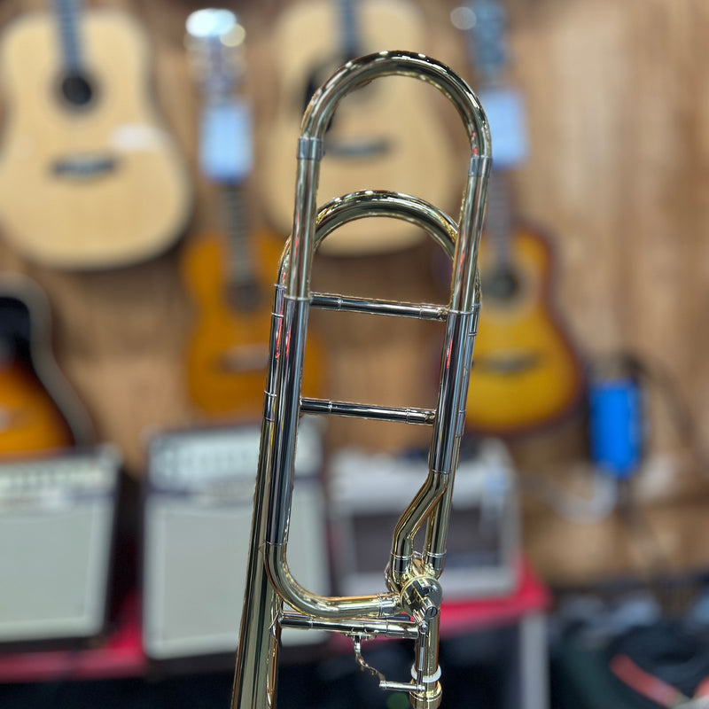Strauss 6400 F-Rotor Bb/F Trombone Outfit, Brass Lacquer