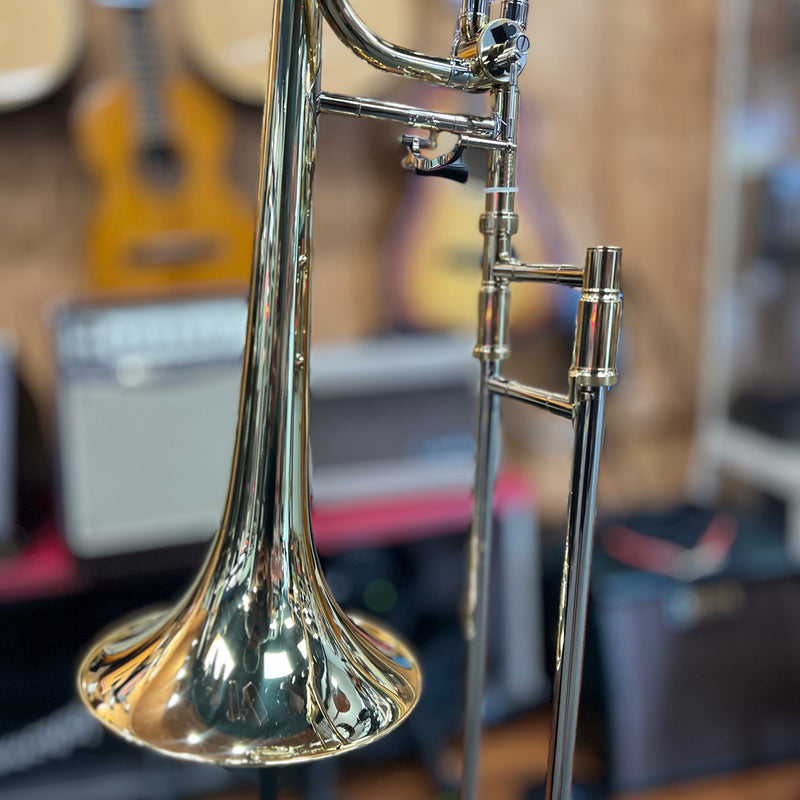 Strauss 6400 F-Rotor Bb/F Trombone Outfit, Brass Lacquer