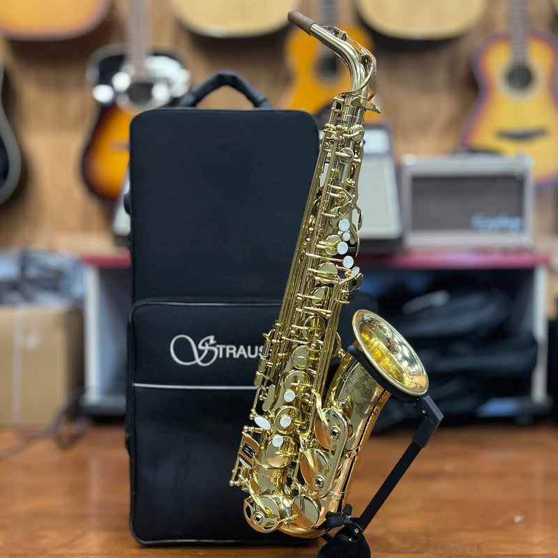 USED Strauss 6300 Student Alto Saxophone Outfit DCAS111090)
