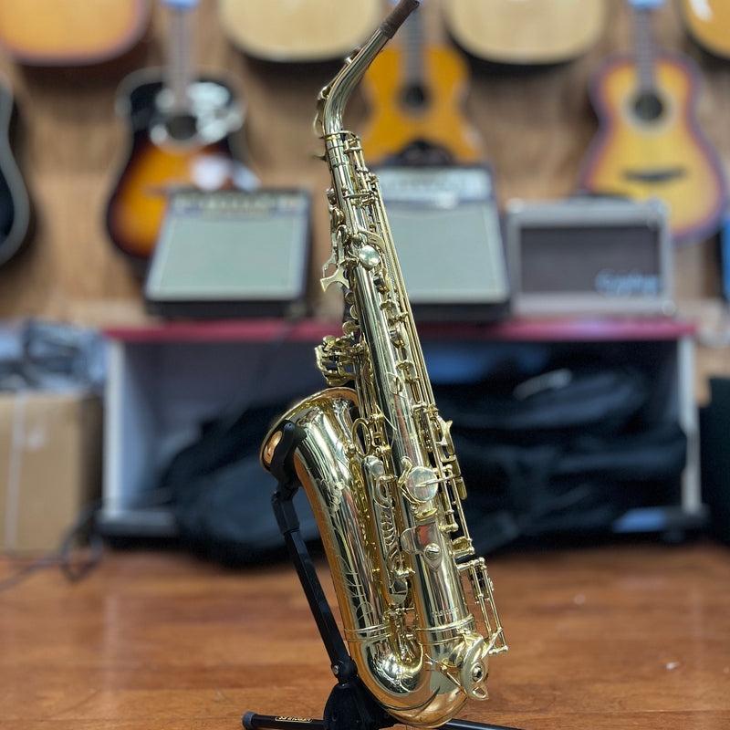 USED Strauss 6300 Student Alto Saxophone Outfit DCAS111090)