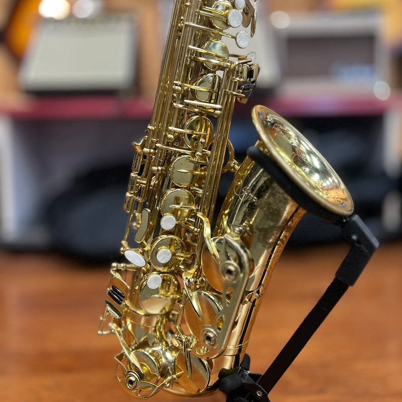 USED Strauss 6300 Student Alto Saxophone Outfit DCAS111090)