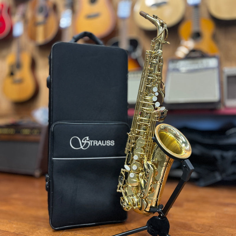 USED Strauss 6300 Student Alto Saxophone Outfit DCAS111090)