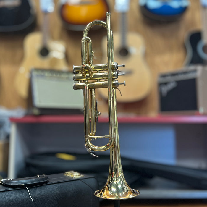 USED Strauss 6300 Student Trumpet Outfit
