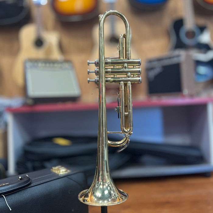 USED Strauss 6300 Student Trumpet Outfit