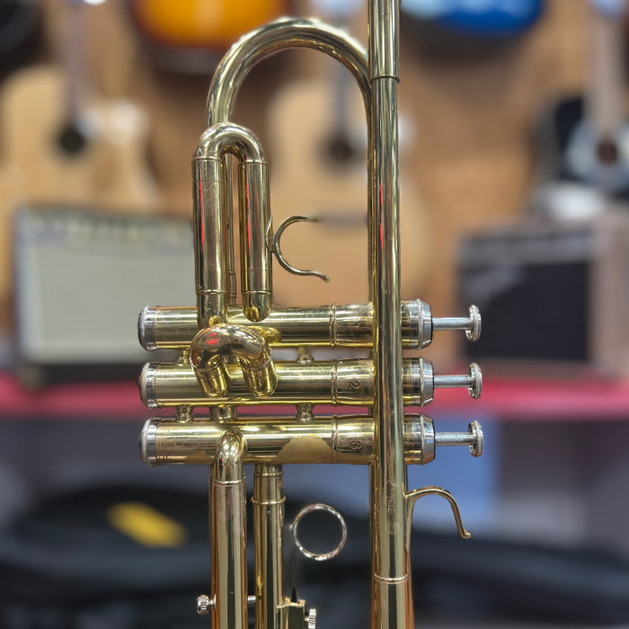 USED Strauss 6300 Student Trumpet Outfit