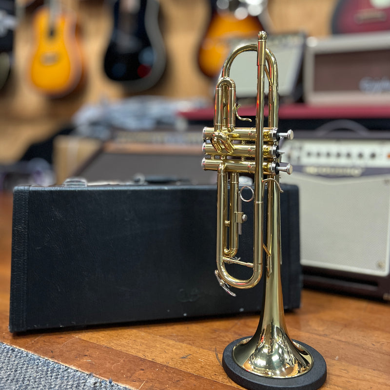 USED Strauss 6300 Student Trumpet Outfit with Case and Mouthpiece (S013 )