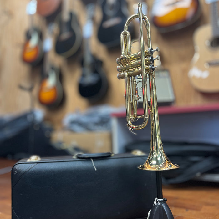 USED Strauss 6300 Student Trumpet Outfit