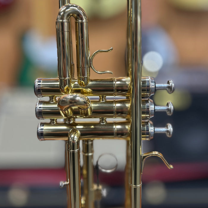 USED Strauss 6300 Trumpet Outfit (SL030524S032)