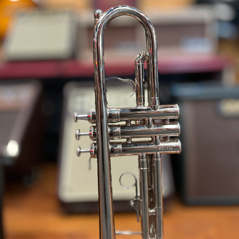 USED Strauss 6301 Student Trumpet Outfit, Nickel