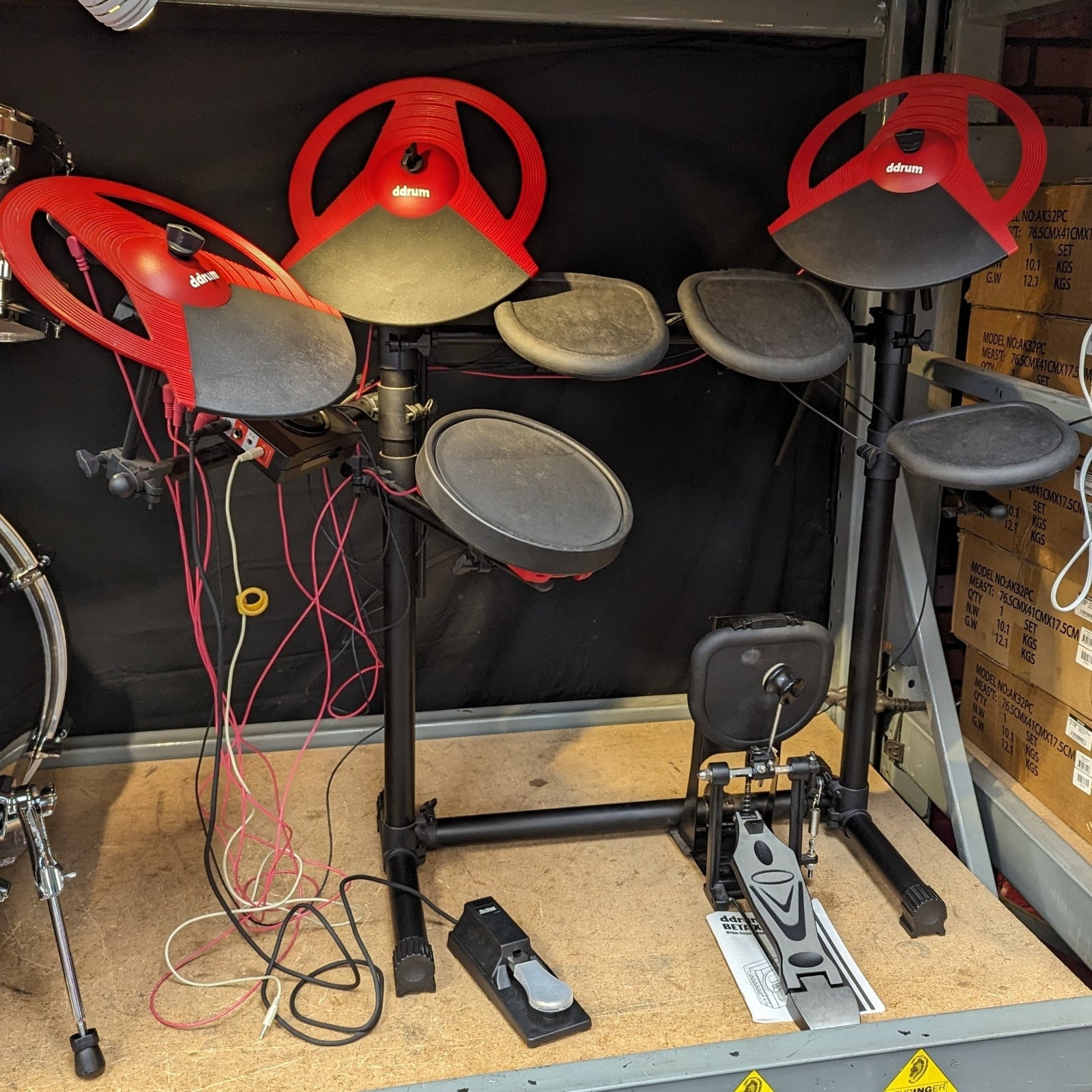 Ddrum Dd Beta Xp Electronic Black \u0026 Red Ackground Ddrum DD BETA XP  Electronic - Black \u0026 Red Compact E-Drum Kit With 170 Sounds Drum Set, image size:1597x1597