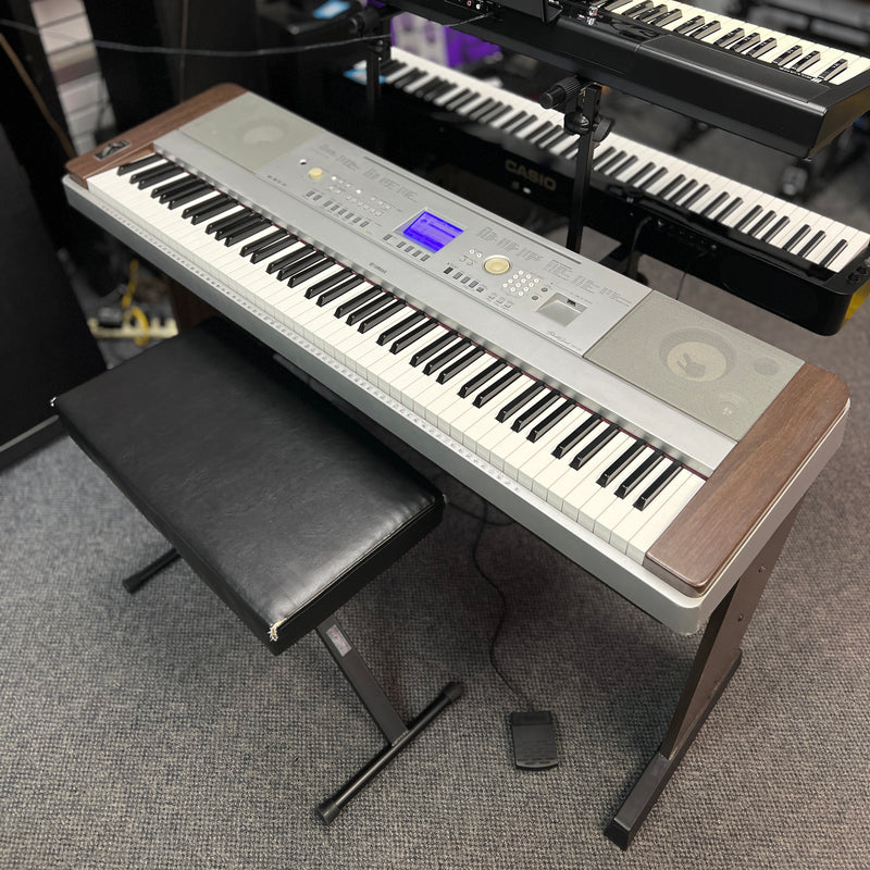 USED AS IS Yamaha DGX640 88 Key Portable Keyboard - Display died W/console stand