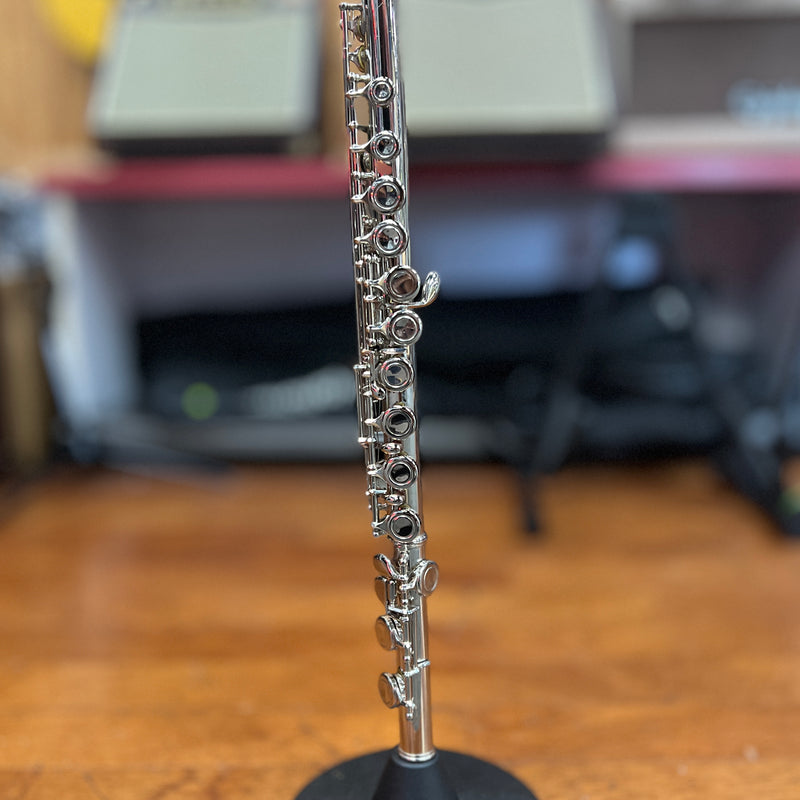 USED Strauss 6546 Nickel-plated Student Flute Outfit, Serial 22S043