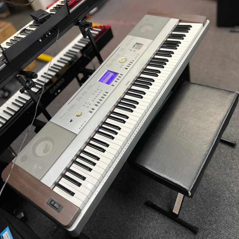 USED AS IS Yamaha DGX640 88 Key Portable Keyboard - Display died W/console stand